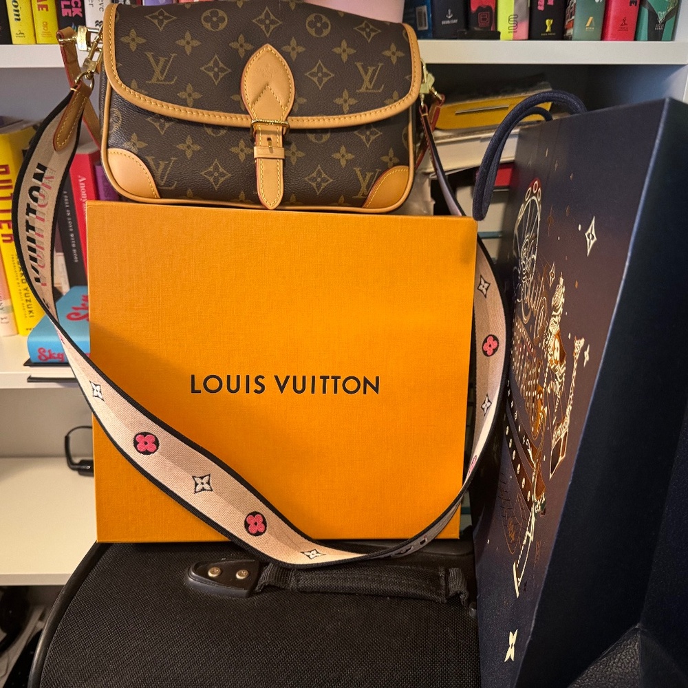 100% AUTHENTIC LOUIS VUITTON DIANE SHOULDER/CROSSBODY
